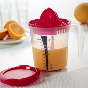 infria jug with lid and citrus squeezer transparent cerise 0896985 pe664719 s5